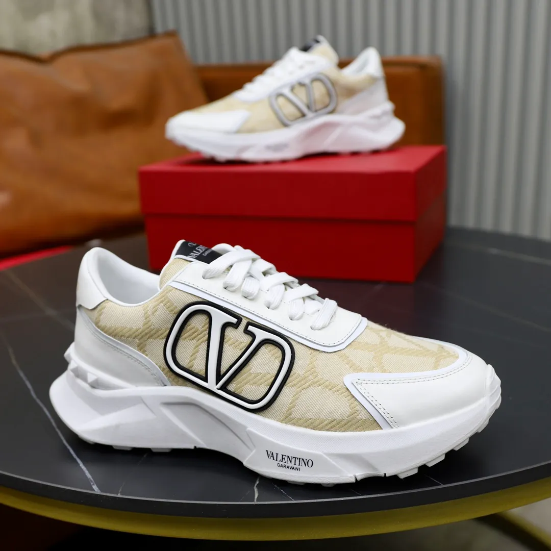 Men's shoes 💰480💰VALENTINO/Valentino 2024s men's latest low-top thick-soled sports shoes are shipped. Made with heavy industry, men's fine casual sports shoes, versatile style. Original leather, rubber lines embellished with geometric segmented uppers, hand-sewn, novel and fashionable, rubber soles with rivet details on the front and back, VALENTINO GARAVANI LOGO printed on the side, and Valentino decorative inlay on the tongue. Garavani Logo, comfortable, breathable and durable! Comes with full original packaging! Code number: 38-39-40-41-42-43-44 (45 can be customized)